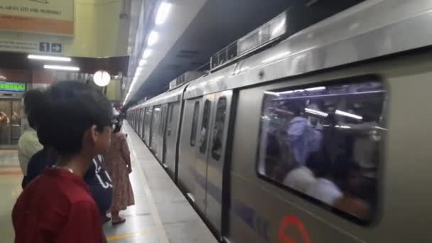 Yeni Delhi Hindistan Haziran 2022 Delhi Metro Treni Yeni Delhi — Stok video
