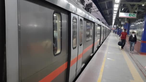 Nuova Delhi India Giugno 2022 Treno Della Metropolitana Delhi Arriva — Video Stock