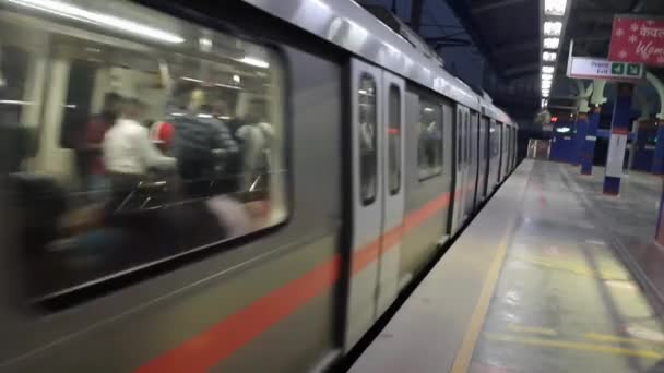 New Delhi India June 2022 Delhi Metro Train Arriving Jhandewalan — Stock Video