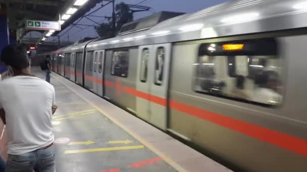 Nova Deli Índia Junho 2022 Delhi Metro Trem Chegando Estação — Vídeo de Stock