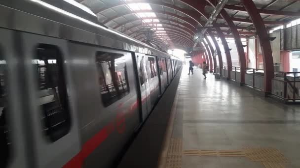 Delhi India Június 2022 Delhi Metro Vonat Érkezik Jhandewalan Metróállomás — Stock videók