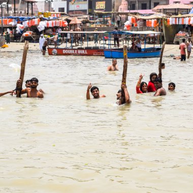 Garh Mukteshwar, Uttar Pradesh, Hindistan - 11 Haziran 2022 - Hindular için çok ünlü dini bir yer olan Garh Ganga Brij ghat manzarası olan Nirjala Ekadashi için insanlar kutsal bir dalış yapıyorlar.
