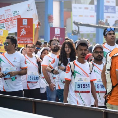 Yeni Delhi, Hindistan - 16 Ekim 2022 - Bitmek üzere olan maraton katılımcılarının bitiş çizgisini geçmek üzere olan Delhi Yarı Maratonu 2022