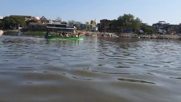 브린다반 2022 야무나강 브린다반 크리슈나 신전의 야무나강의 기슭에 배에서 바라본 — 비디오