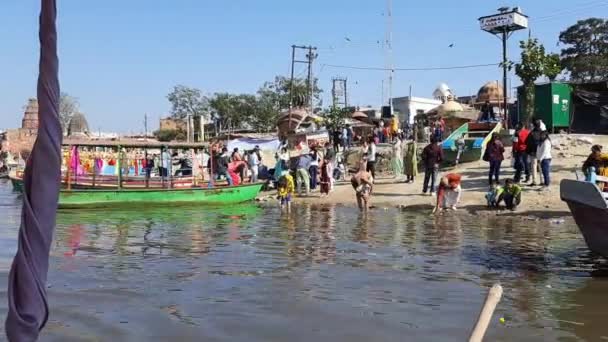 2022年2月12日インドのヴリンダバン クリシュナ寺院ヴリンダバンの日のボートからのヤムナ川の景色クシ ガットヤムナ川の町のヤムナ川のほとりでボート ヤムナ川でボート — ストック動画