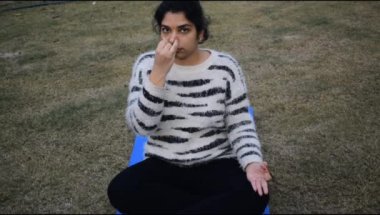 Genç Hintli kadın parkta yoga yapıyor. Güzel bir kız temel yoga pozu veriyor. Sakin ol ve rahatla, kadın mutluluğu. Temel Yoga Egzersizi 