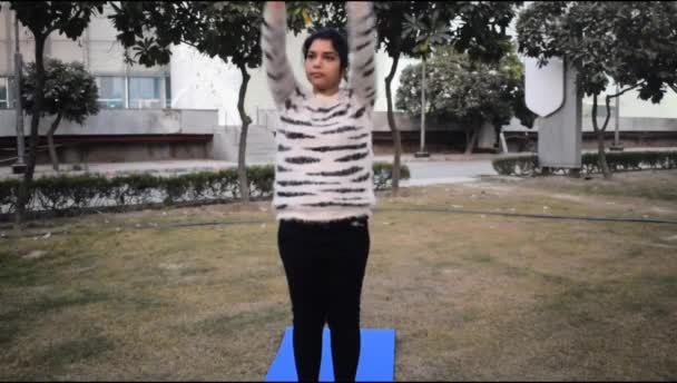Młoda Indianka Ćwicząca Jogę Świeżym Powietrzu Parku Piękna Dziewczyna Ćwiczy — Wideo stockowe
