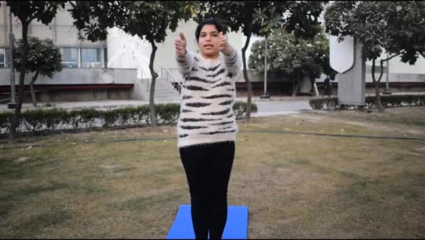 Молодая Индианка Практикует Йогу Открытом Воздухе Парке Красивая Девушка Практикует — стоковое видео