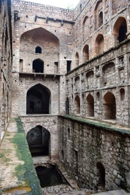 Connaught 'un ortasında yer alan Agrasen Ki Baoli (Step Well), Eski Delhi Arkeoloji İnşaatı' na yerleştirilmiştir.