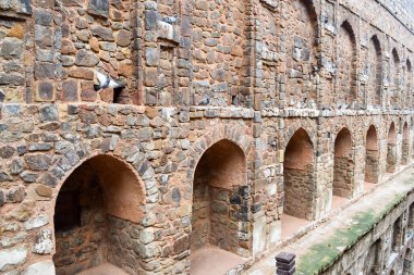 Connaught 'un ortasında yer alan Agrasen Ki Baoli (Step Well), Eski Delhi Arkeoloji İnşaatı' na yerleştirilmiştir.