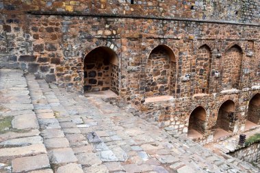 Connaught 'un ortasında yer alan Agrasen Ki Baoli (Step Well), Eski Delhi Arkeoloji İnşaatı' na yerleştirilmiştir.