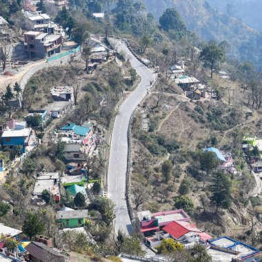 Nainital, Uttarakhand, Hindistan 'daki dağlarda giden trafik araçlarının hava görüntüsü, trafik araçlarının hareketi için dağın tepesinden görüntü.