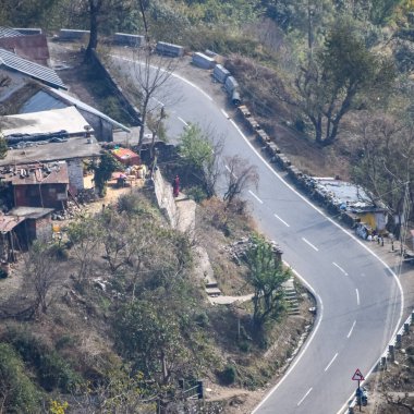 Nainital, Uttarakhand, Hindistan 'daki dağlarda giden trafik araçlarının hava görüntüsü, trafik araçlarının hareketi için dağın tepesinden görüntü.