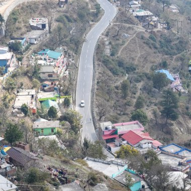 Nainital, Uttarakhand, Hindistan 'daki dağlarda giden trafik araçlarının hava görüntüsü, trafik araçlarının hareketi için dağın tepesinden görüntü.