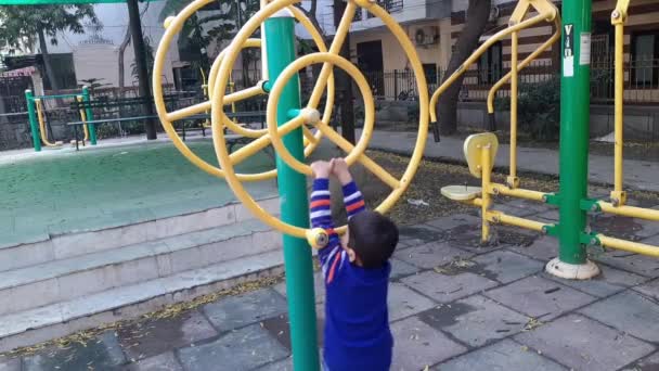 Lindo Niño Shivaay Haciendo Ejercicio Rutina Parque Aire Libre Cerca — Vídeos de Stock