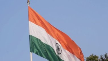 Hindistan bayrağı Connaught Place 'de yavaş çekimde dalgalanırken mavi gökyüzünde gururla dalgalanırken, Hindistan bayrağı dalgalanırken, Bağımsızlık Günü' nde ve Hindistan 'da Hindistan bayrağı dalgalanırken,