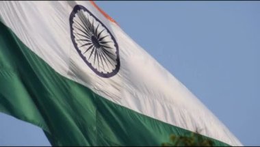 Hindistan bayrağı Connaught Place 'de yavaş çekimde dalgalanırken mavi gökyüzünde gururla dalgalanırken, Hindistan bayrağı dalgalanırken, Bağımsızlık Günü' nde ve Hindistan 'da Hindistan bayrağı dalgalanırken,