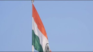 Hindistan bayrağı Connaught Place 'de yavaş çekimde dalgalanırken mavi gökyüzünde gururla dalgalanırken, Hindistan bayrağı dalgalanırken, Bağımsızlık Günü' nde ve Hindistan 'da Hindistan bayrağı dalgalanırken,