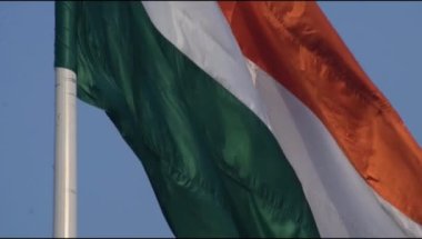 Hindistan bayrağı Connaught Place 'de yavaş çekimde dalgalanırken mavi gökyüzünde gururla dalgalanırken, Hindistan bayrağı dalgalanırken, Bağımsızlık Günü' nde ve Hindistan 'da Hindistan bayrağı dalgalanırken,
