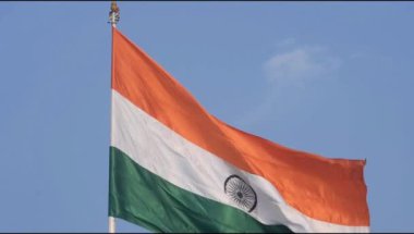 Hindistan bayrağı Connaught Place 'de yavaş çekimde dalgalanırken mavi gökyüzünde gururla dalgalanırken, Hindistan bayrağı dalgalanırken, Bağımsızlık Günü' nde ve Hindistan 'da Hindistan bayrağı dalgalanırken,