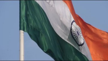 Hindistan bayrağı Connaught Place 'de yavaş çekimde dalgalanırken mavi gökyüzünde gururla dalgalanırken, Hindistan bayrağı dalgalanırken, Bağımsızlık Günü' nde ve Hindistan 'da Hindistan bayrağı dalgalanırken,