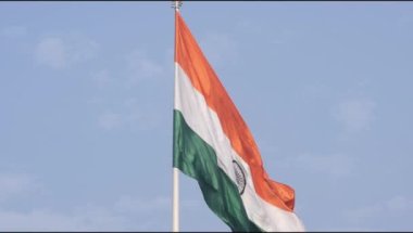 Hindistan bayrağı Connaught Place 'de yavaş çekimde dalgalanırken mavi gökyüzünde gururla dalgalanırken, Hindistan bayrağı dalgalanırken, Bağımsızlık Günü' nde ve Hindistan 'da Hindistan bayrağı dalgalanırken,