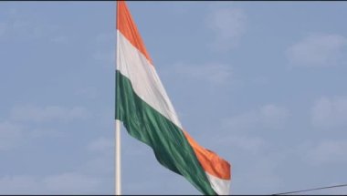Hindistan bayrağı Connaught Place 'de yavaş çekimde dalgalanırken mavi gökyüzünde gururla dalgalanırken, Hindistan bayrağı dalgalanırken, Bağımsızlık Günü' nde ve Hindistan 'da Hindistan bayrağı dalgalanırken,