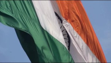 Hindistan bayrağı Connaught Place 'de yavaş çekimde dalgalanırken mavi gökyüzünde gururla dalgalanırken, Hindistan bayrağı dalgalanırken, Bağımsızlık Günü' nde ve Hindistan 'da Hindistan bayrağı dalgalanırken,