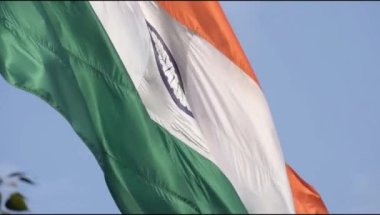 Hindistan bayrağı Connaught Place 'de yavaş çekimde dalgalanırken mavi gökyüzünde gururla dalgalanırken, Hindistan bayrağı dalgalanırken, Bağımsızlık Günü' nde ve Hindistan 'da Hindistan bayrağı dalgalanırken,