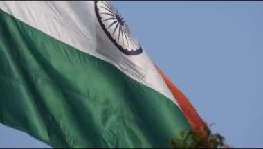 Hindistan bayrağının Connaught Place 'de dalgalanması gökyüzünde gururla dalgalanması, Hindistan bayrağı dalgalanması, Bağımsızlık Günü' nde Hint Bayrağı, Hindistan bayrağı sallama, Hindistan bayrağı zaman aşımı