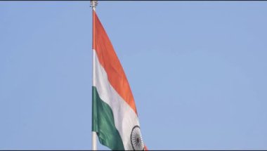 Hindistan bayrağının Connaught Place 'de dalgalanması gökyüzünde gururla dalgalanması, Hindistan bayrağı dalgalanması, Bağımsızlık Günü' nde Hint Bayrağı, Hindistan bayrağı sallama, Hindistan bayrağı zaman aşımı