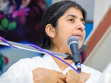 Yeni Delhi, Hindistan, 16 Ekim 2022 - Shivani BK Shivani meditasyon sırasında BK Shivani, daha çok bilinen adıyla BK Shivani, Hindistan 'ın Brahma Kumaris ruhani yoga ve meditasyon hareketinde öğretmendir.
