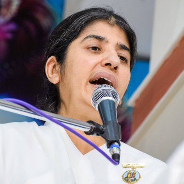 Yeni Delhi, Hindistan, 16 Ekim 2022 - Shivani BK Shivani meditasyon sırasında BK Shivani, daha çok bilinen adıyla BK Shivani, Hindistan 'ın Brahma Kumaris ruhani yoga ve meditasyon hareketinde öğretmendir.