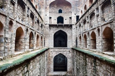 Connaught 'un ortasında yer alan Agrasen Ki Baoli (Step Well), Eski Delhi Arkeoloji İnşaatı' na yerleştirilmiştir.