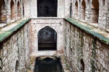 Connaught 'un ortasında yer alan Agrasen Ki Baoli (Step Well), Eski Delhi Arkeoloji İnşaatı' na yerleştirilmiştir.