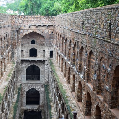 Connaught 'un ortasında yer alan Agrasen Ki Baoli (Step Well), Eski Delhi Arkeoloji İnşaatı' na yerleştirilmiştir.