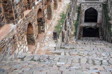Connaught 'un ortasında yer alan Agrasen Ki Baoli (Step Well), Eski Delhi Arkeoloji İnşaatı' na yerleştirilmiştir.