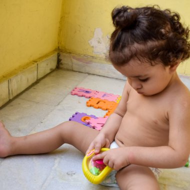 Şirin küçük çocuk Shivaay Sapra yaz zamanı evde balkonda, tatlı küçük çocuk gün ışığında fotoşop, küçük çocuk fotoğraf çekimi sırasında evde eğleniyor.