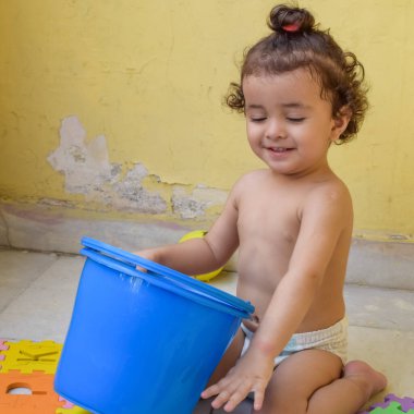Şirin küçük çocuk Shivaay Sapra yaz zamanı evde balkonda, tatlı küçük çocuk gün ışığında fotoşop, küçük çocuk fotoğraf çekimi sırasında evde eğleniyor.