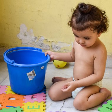 Şirin küçük çocuk Shivaay Sapra yaz zamanı evde balkonda, tatlı küçük çocuk gün ışığında fotoşop, küçük çocuk fotoğraf çekimi sırasında evde eğleniyor.
