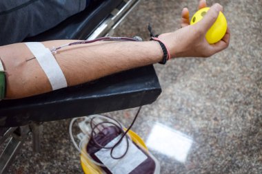 Kan bağışı kampındaki kan bağışı kampı her yıl 14 Haziran 'da, Balaji Tapınağı, Vivek Vihar, Delhi, Hindistan' da, kan bağışı için düzenlenen Dünya Kan bağışı gününde, Kan Bağışı Kampı 'nda el ele tutulur.