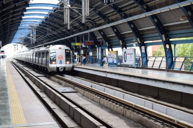 Yeni Delhi Hindistan 21 Haziran 2022 - Delhi Metro treni Yeni Delhi, Hindistan, Asya 'daki Jhandewalan metro istasyonuna varıyor, Jhandewalan istasyonundan 17 lakhdan fazla yolcunun Delhi Metro' dan yola çıktığı metro istasyonu