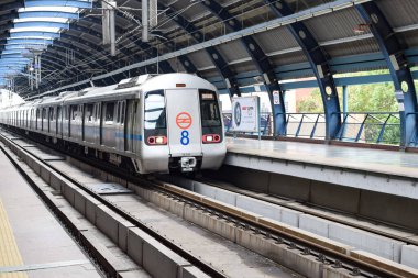 Yeni Delhi Hindistan 21 Haziran 2022 - Delhi Metro treni Yeni Delhi, Hindistan, Asya 'daki Jhandewalan metro istasyonuna varıyor, Jhandewalan istasyonundan 17 lakhdan fazla yolcunun Delhi Metro' dan yola çıktığı metro istasyonu