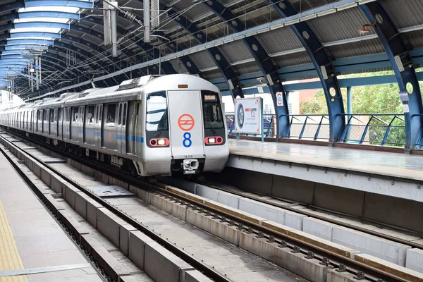 Yeni Delhi Hindistan 21 Haziran 2022 - Delhi Metro treni Yeni Delhi, Hindistan, Asya 'daki Jhandewalan metro istasyonuna varıyor, Jhandewalan istasyonundan 17 lakhdan fazla yolcunun Delhi Metro' dan yola çıktığı metro istasyonu