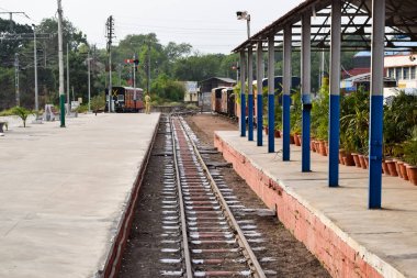 Oyuncak tren rayları gündüz vakti Hindistan 'daki Kalka tren istasyonu, oyuncak tren yolu manzarası, Hint tren yolu kavşağı, ağır sanayi