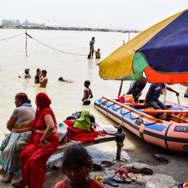 Garh Mukteshwar, Uttar Pradesh, Hindistan - 11 Haziran 2022 - Hindular için çok ünlü dini bir yer olan Garh Ganga Brij ghat manzarası olan Nirjala Ekadashi için insanlar kutsal bir dalış yapıyorlar.