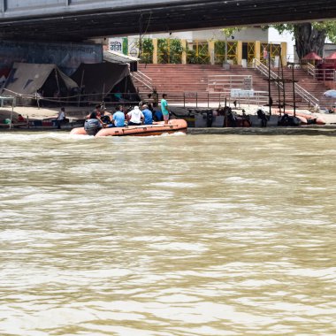 Garh Mukteshwar, Uttar Pradesh, Hindistan - 11 Haziran 2022 - Hindular için çok ünlü dini bir yer olan Garh Ganga Brij ghat manzarası olan Nirjala Ekadashi için insanlar kutsal bir dalış yapıyorlar.