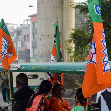 Delhi, Hindistan, 02 Aralık 2022 - Bharatiya Janata Partisi (BJP), BJP adayı Pankaj Luthara 'yı desteklemek amacıyla düzenlenen mega yol gösterisinde, MCD yerel seçimleri öncesinde adaylık belgelerini dosyalamak için 2022