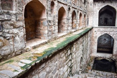 Connaught 'un ortasında yer alan Agrasen Ki Baoli (Step Well), Eski Delhi Arkeoloji İnşaatı' na yerleştirilmiştir.