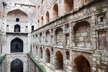 Connaught 'un ortasında yer alan Agrasen Ki Baoli (Step Well), Eski Delhi Arkeoloji İnşaatı' na yerleştirilmiştir.